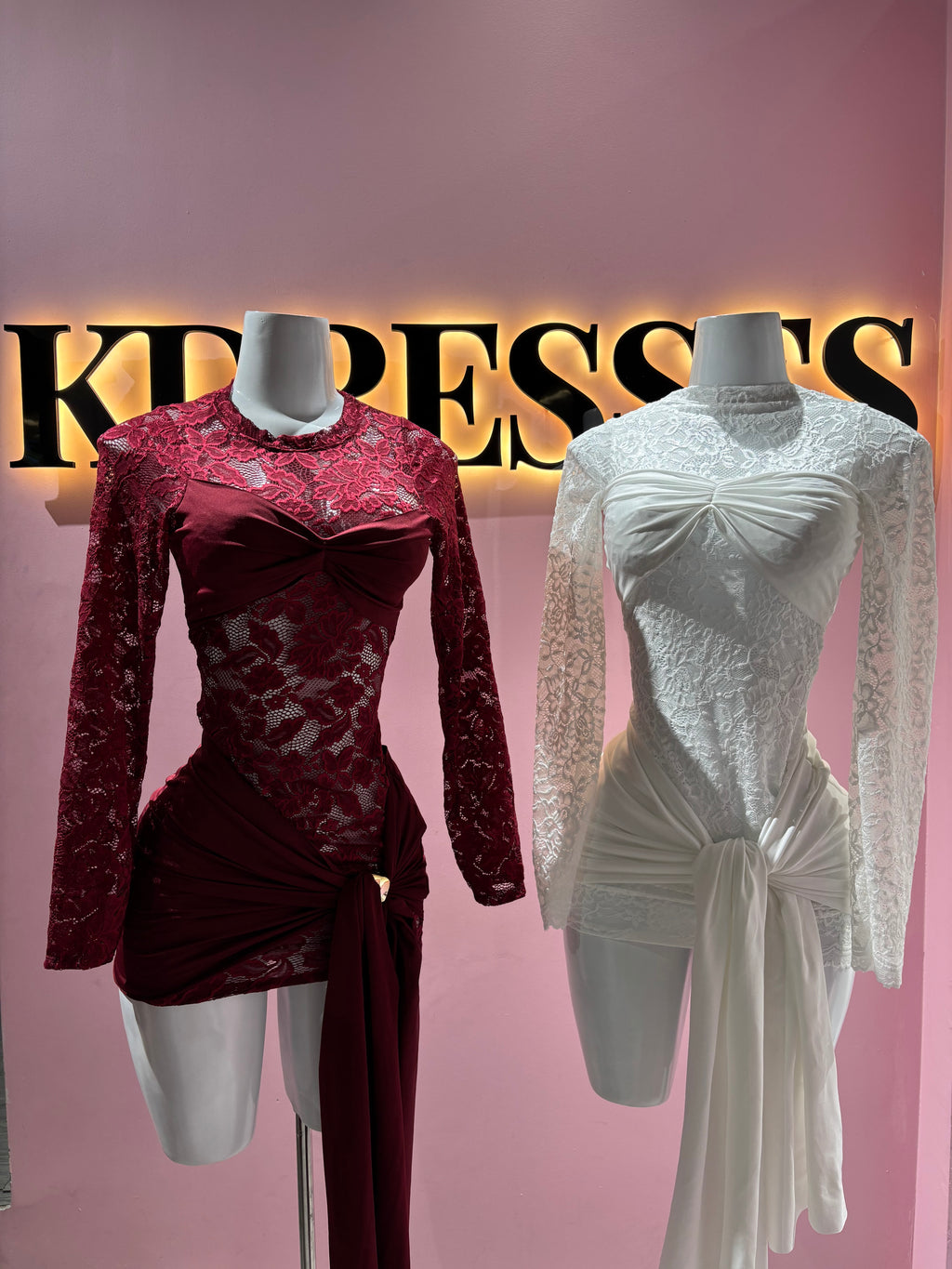 Vestido encaje drapeado manga larga