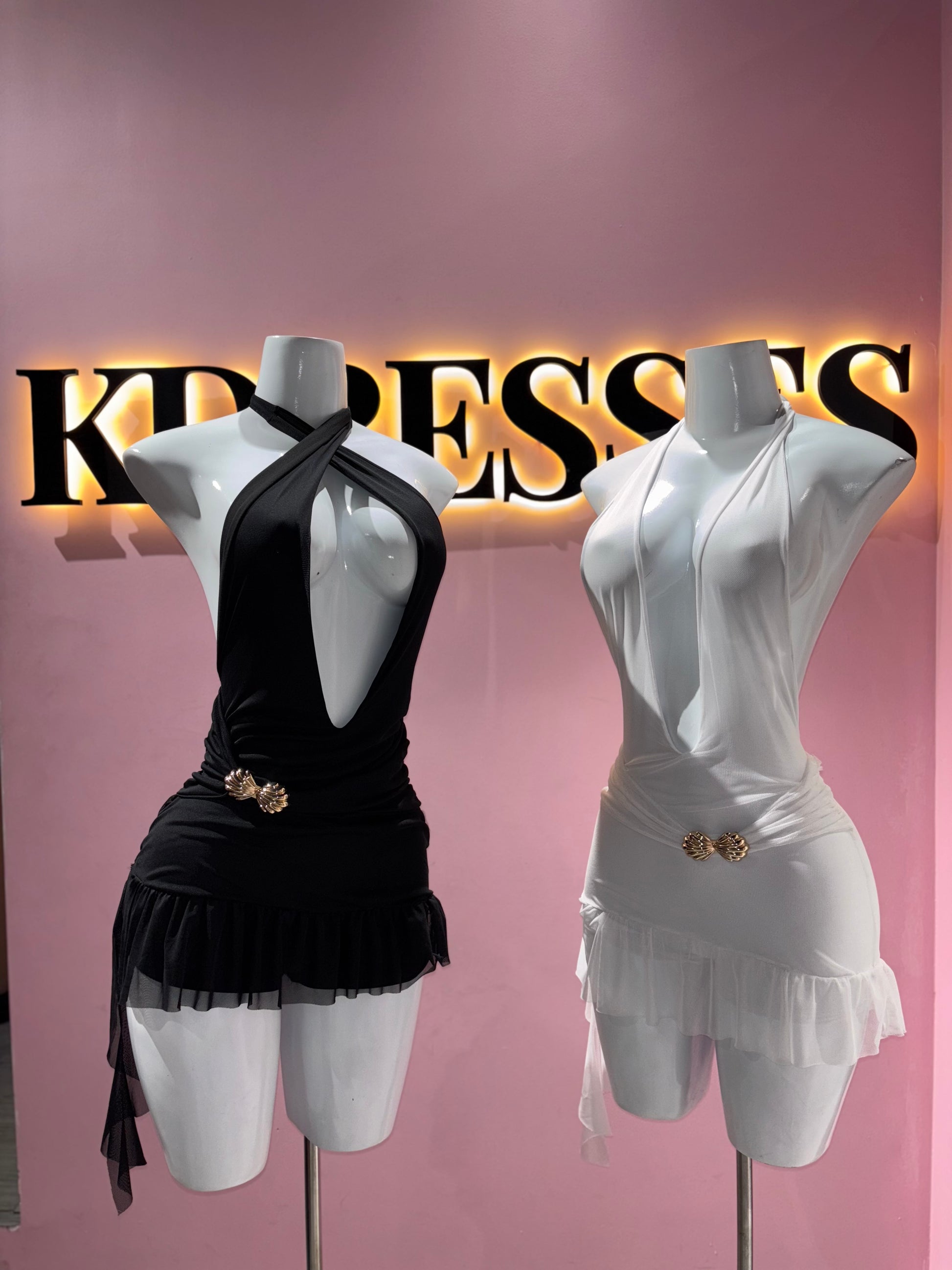 Vestido escote hebilla short