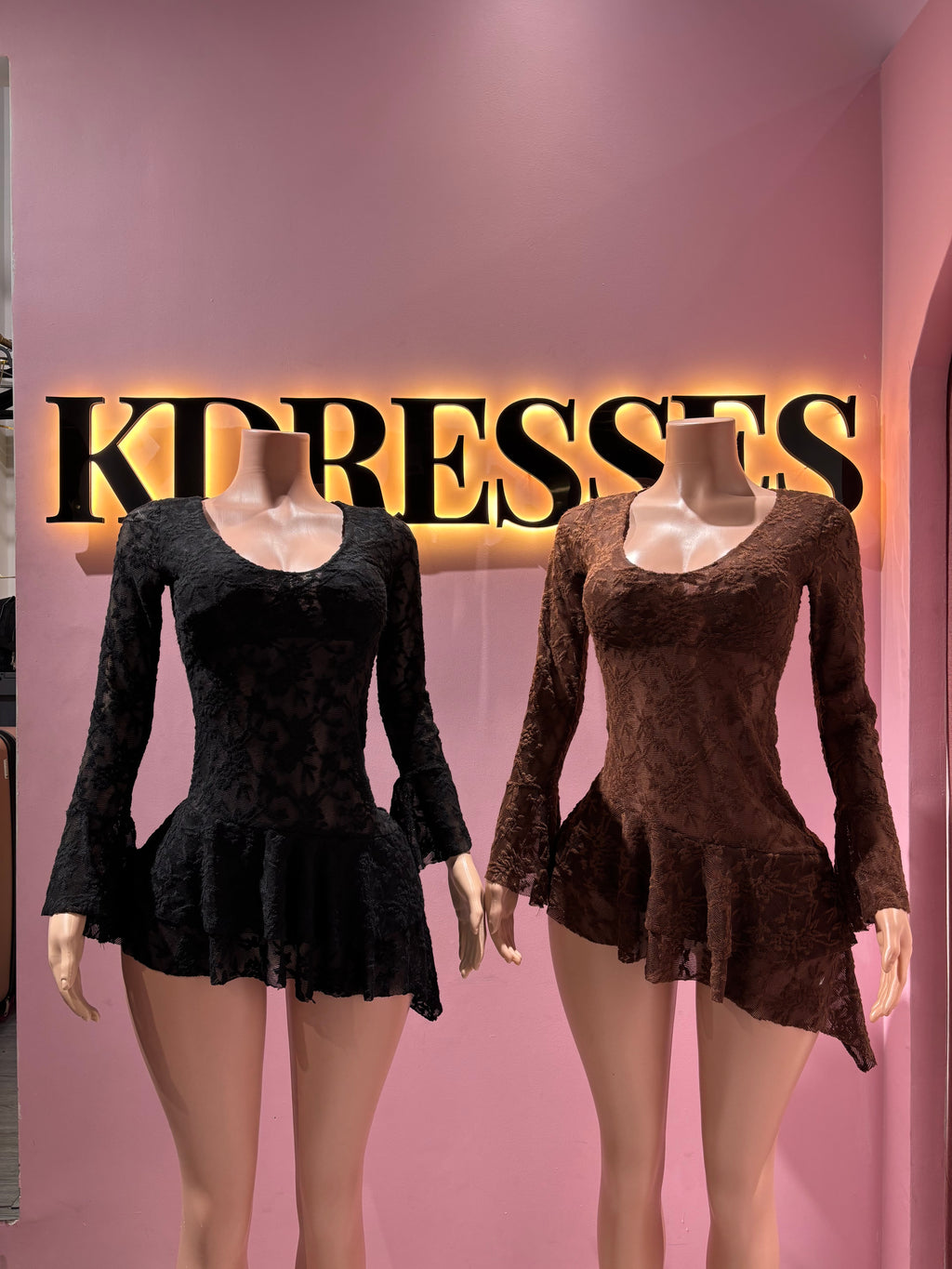 Vestido escote encaje manga larga