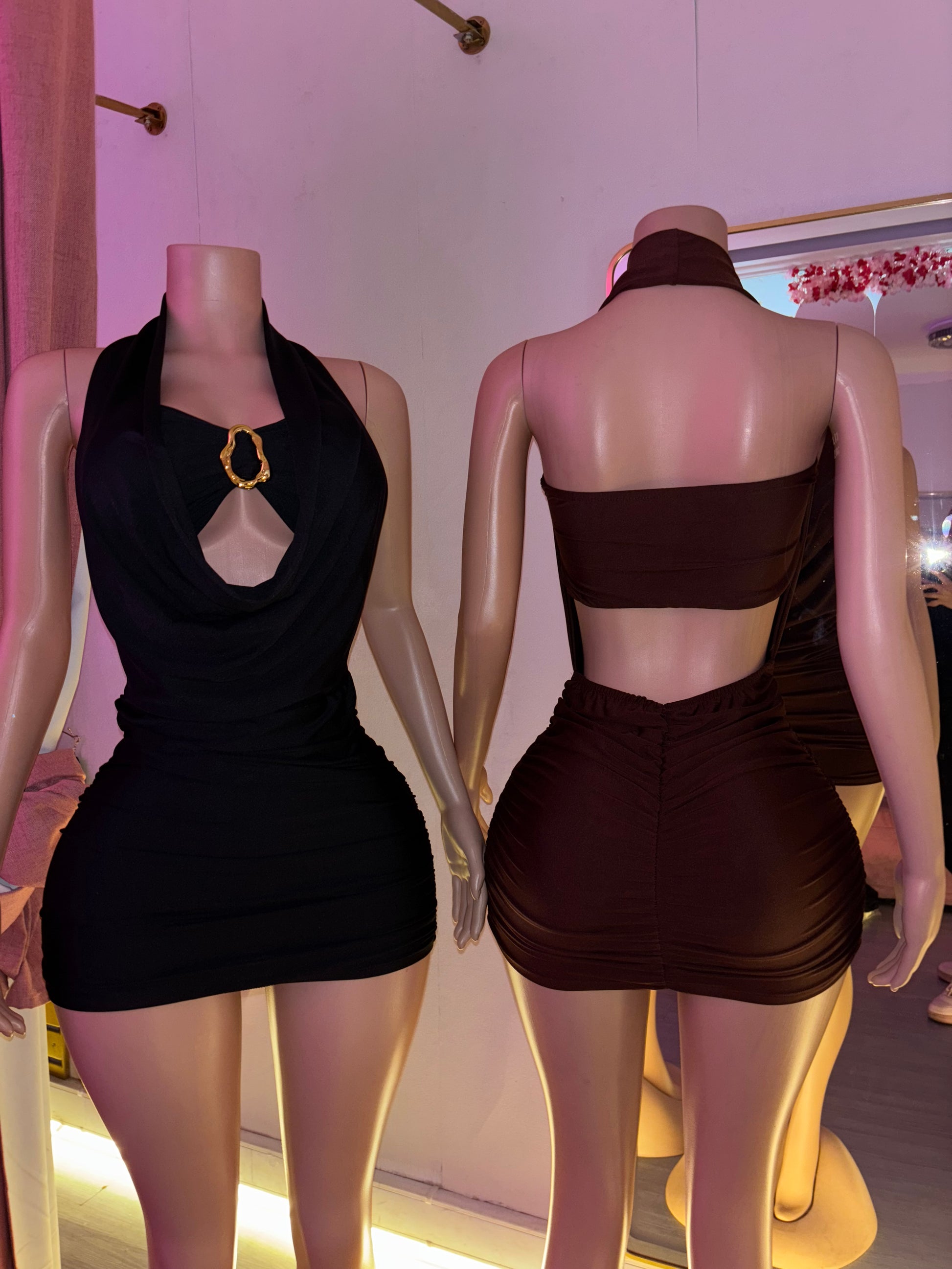 Vestido escote drapeado hebilla push up