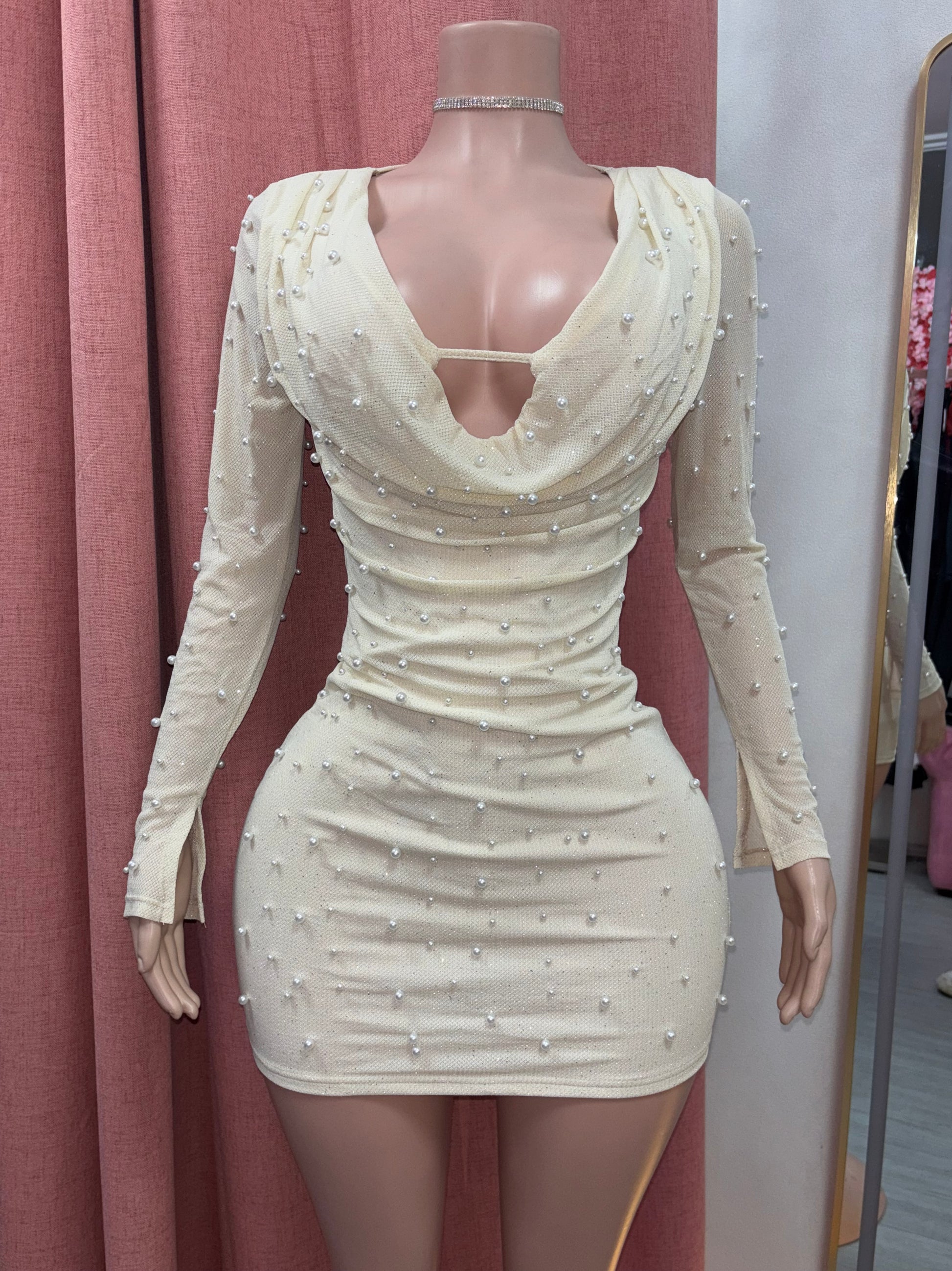 Vestido escote drapeado perlas