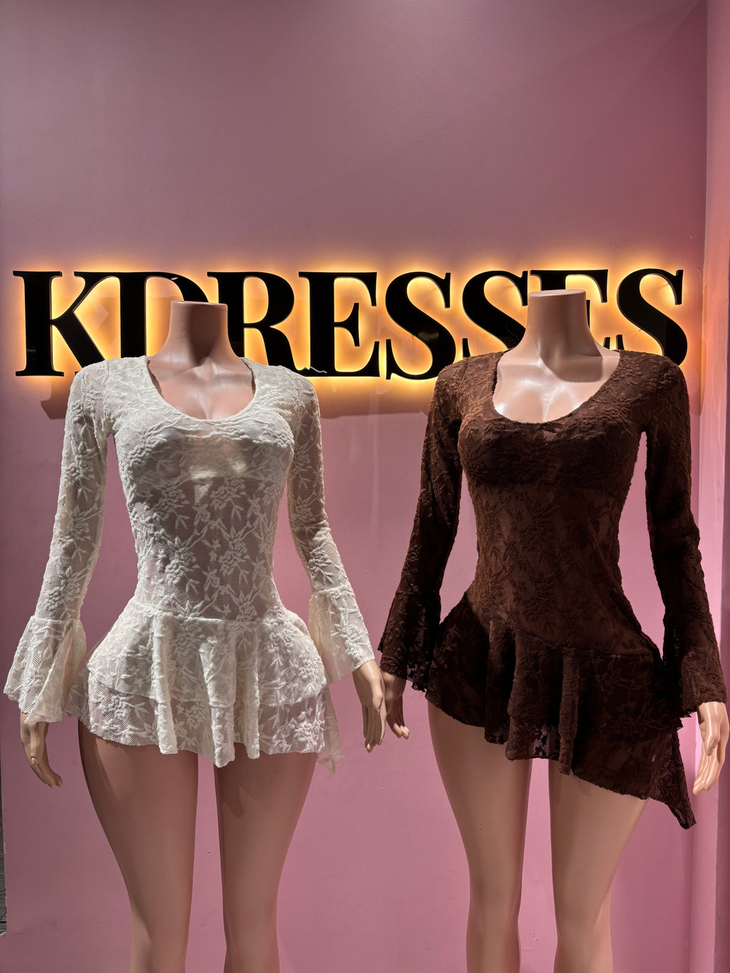 Vestido escote encaje manga larga