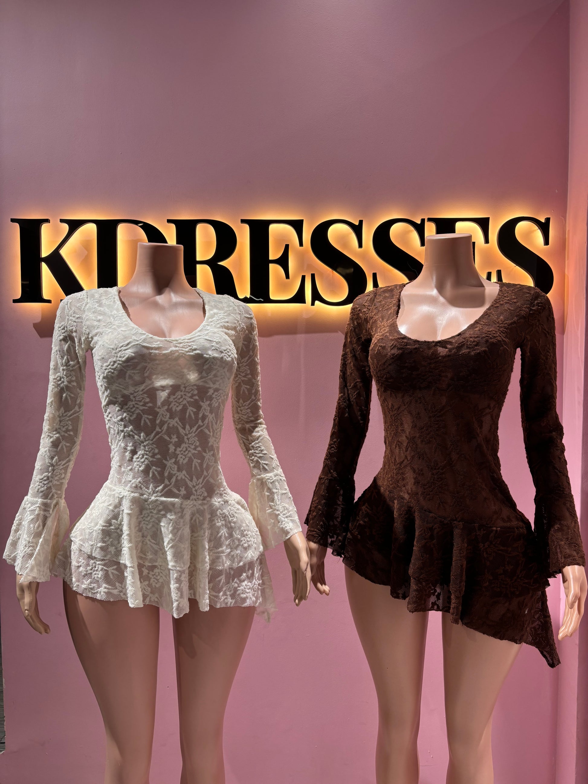 Vestido escote encaje manga larga