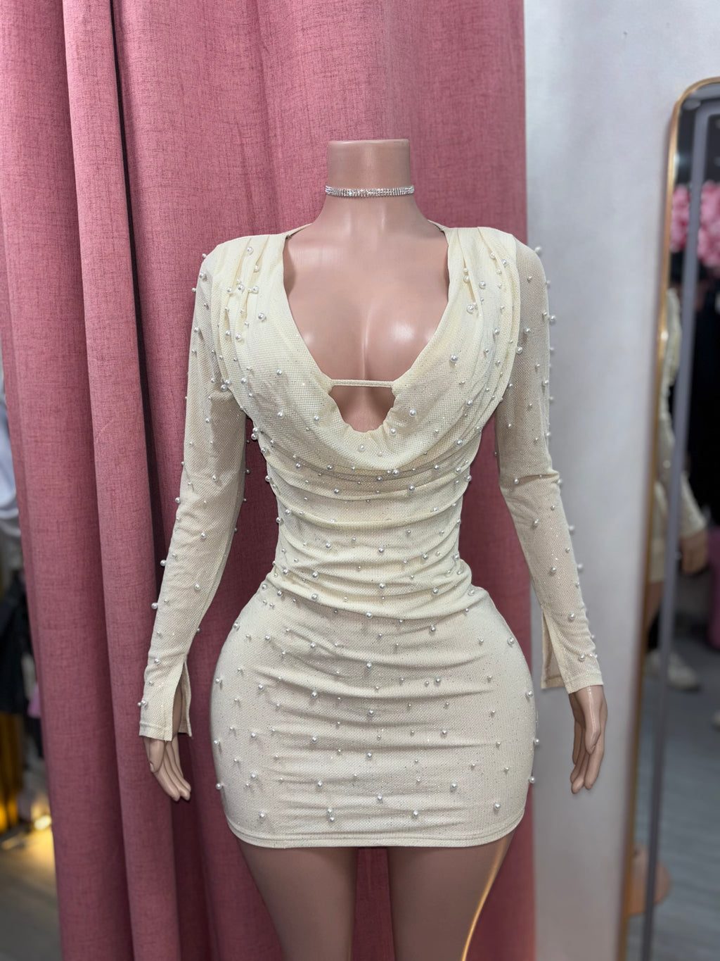 Vestido escote drapeado perlas