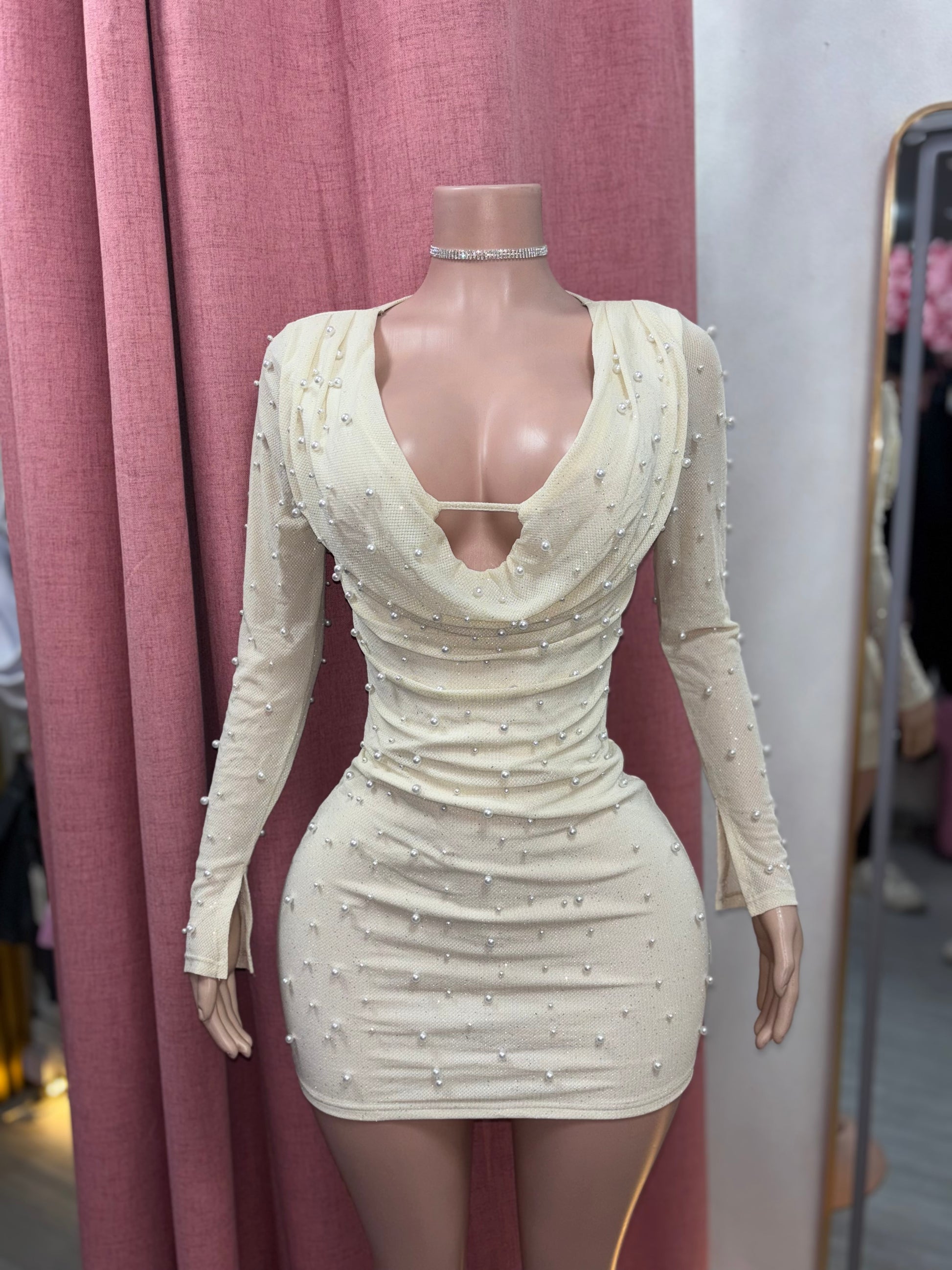 Vestido escote drapeado perlas