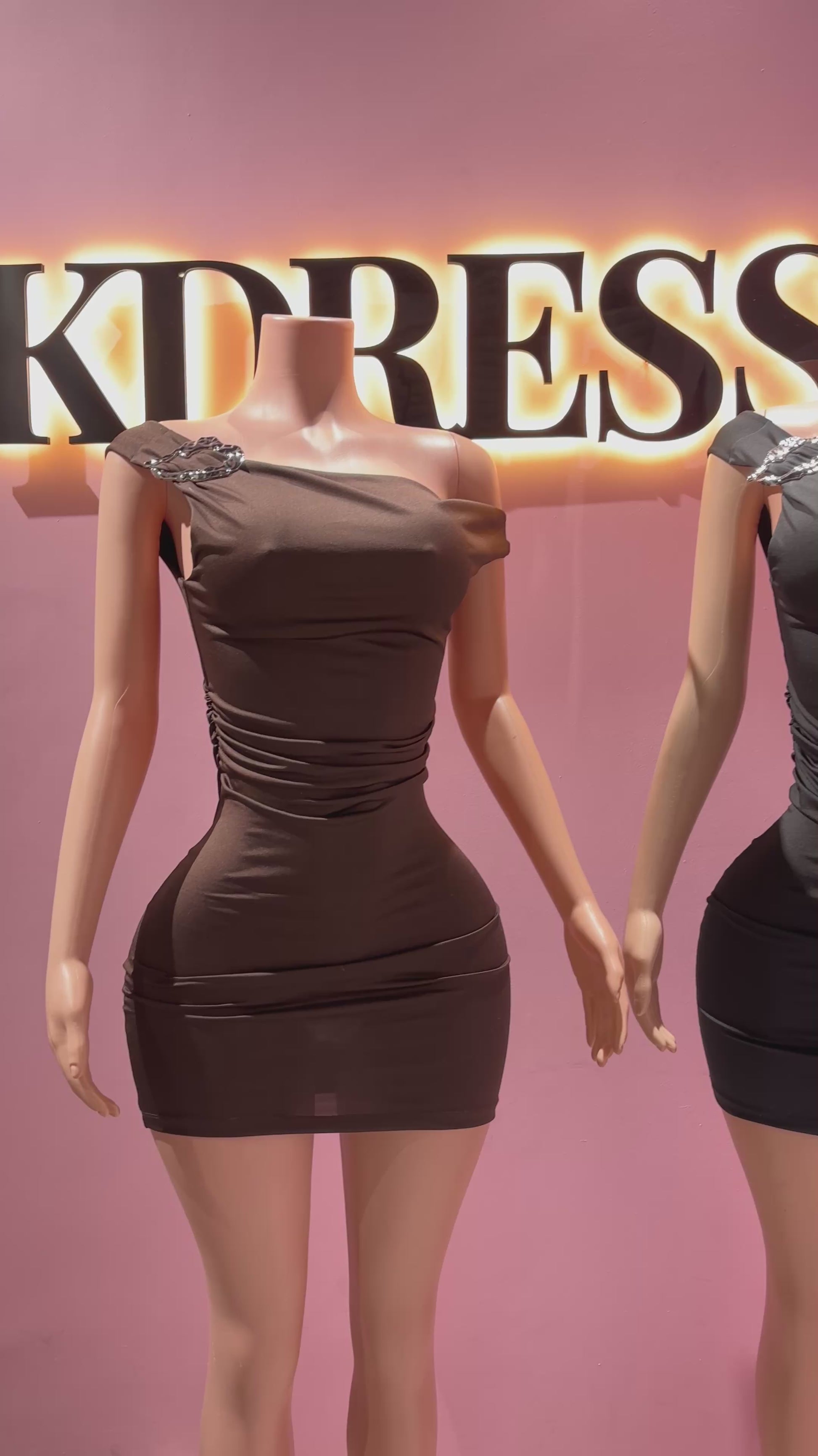 Vestido hombro hebilla