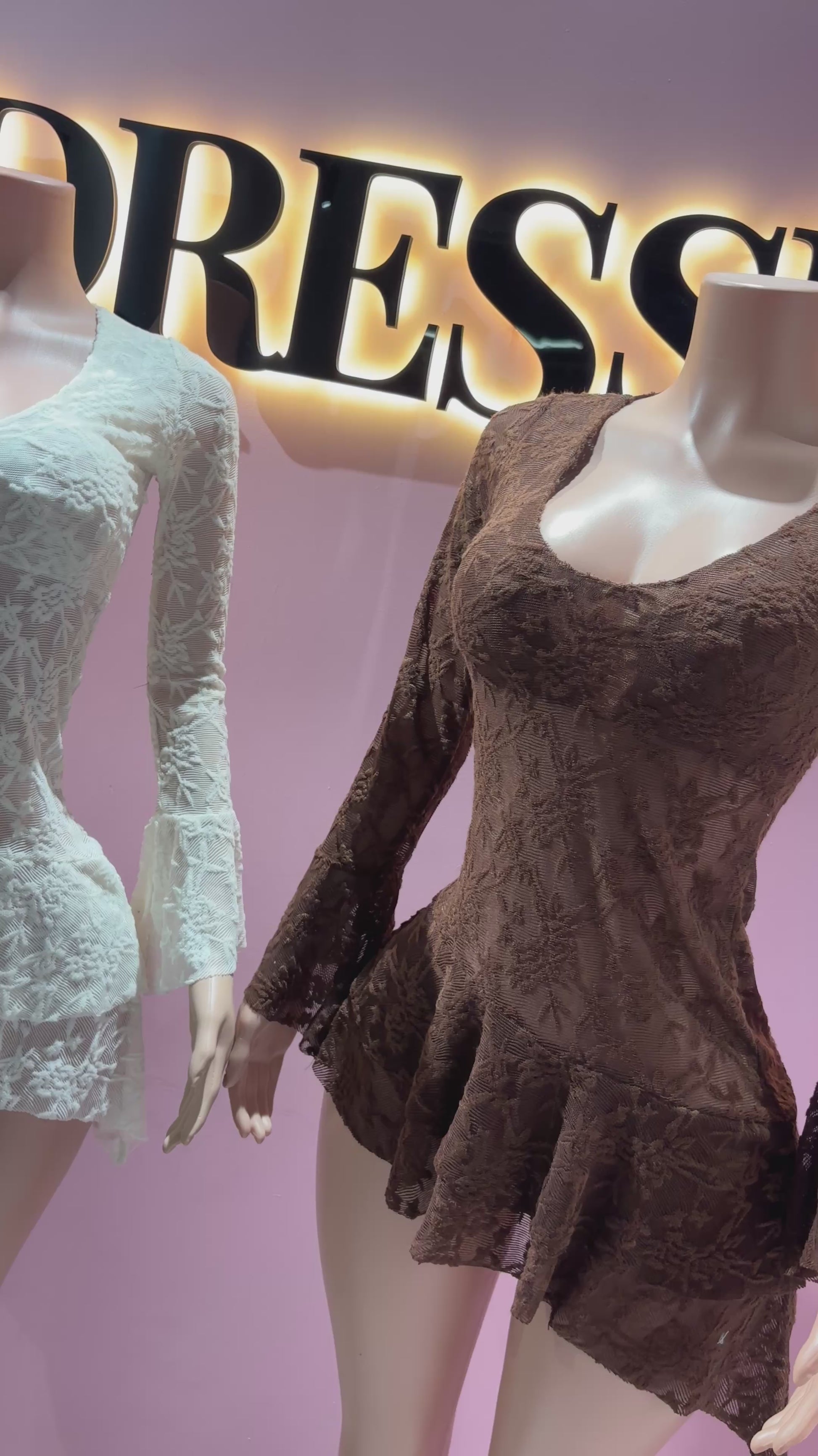 Vestido escote encaje manga larga