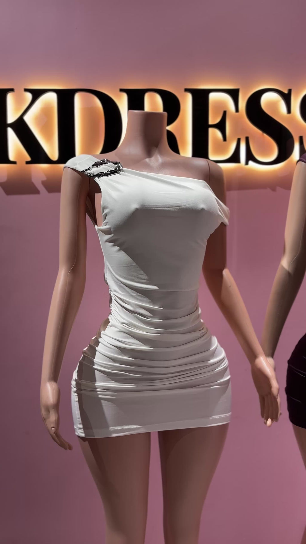 Vestido hombro hebilla